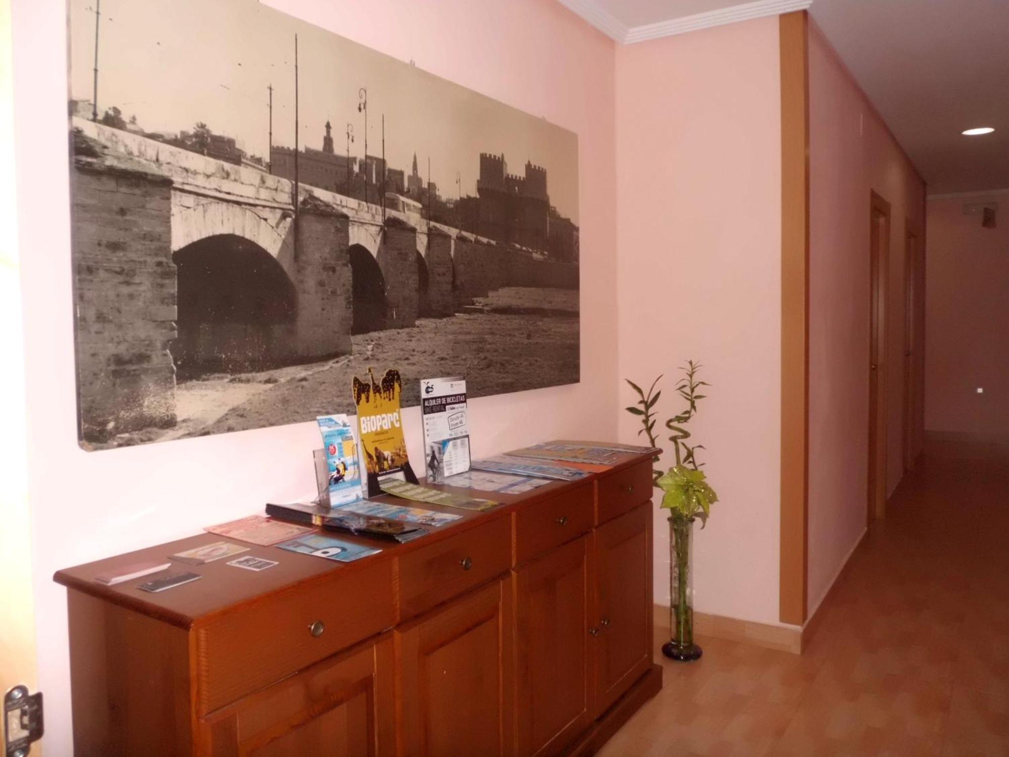 Hostal Abastos Валенсия Екстериор снимка