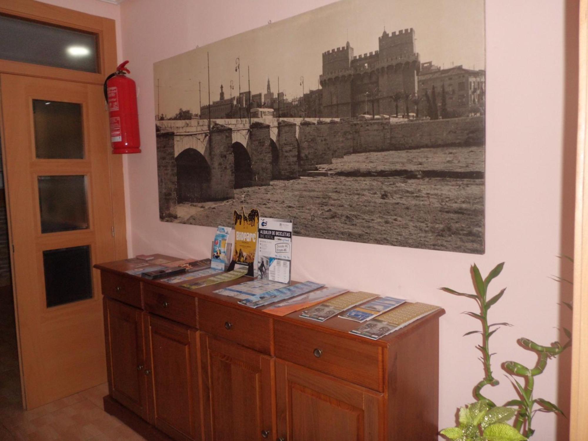Hostal Abastos Валенсия Екстериор снимка