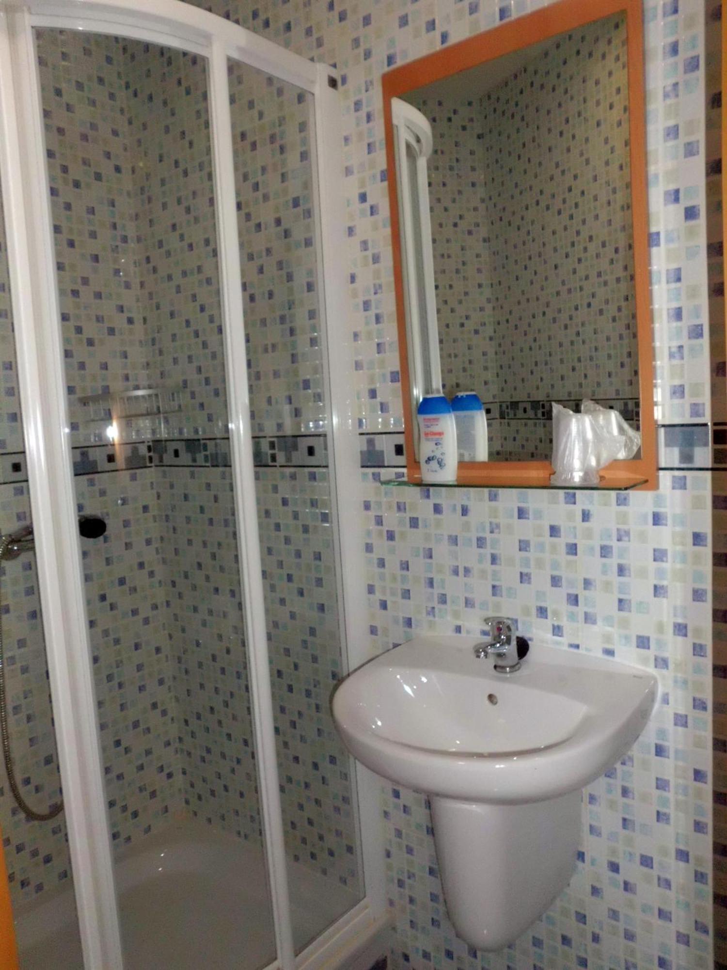 Hostal Abastos Валенсия Екстериор снимка