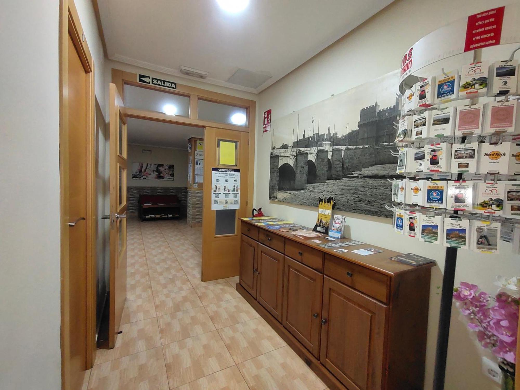 Hostal Abastos Валенсия Екстериор снимка